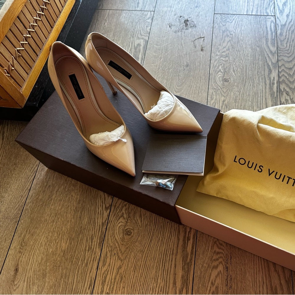 Brand New Euro 37 Louis Vuitton Eyeline Patent Nude Heel